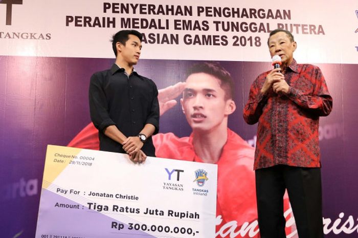 Pebulu tangkis tunggal putra Indonesia, Jonatan Christie, menerima bonus dari klub asalnya, PB Tangkas Intiland, yang diserahkan langsung oleh pemilik klub, Justian Suhandinata, di Royal Golf Club, Jakarta, Senin (8/10/2018).