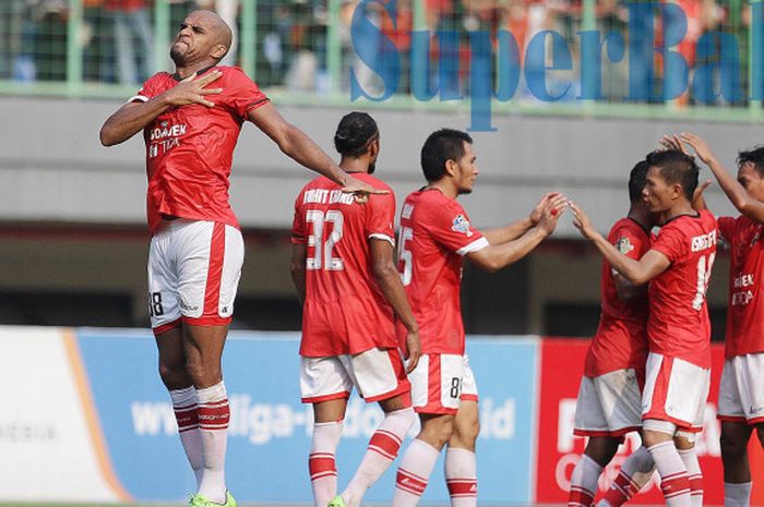 Pemain Persija Jakarta Reinaldo Elias da Costa merayakan golnya ke gawang Persiba Balikpapan pada laga pekan ke-19 Liga 1 di Stadion Patriot, Bekasi, Sabtu (13/8/2017).