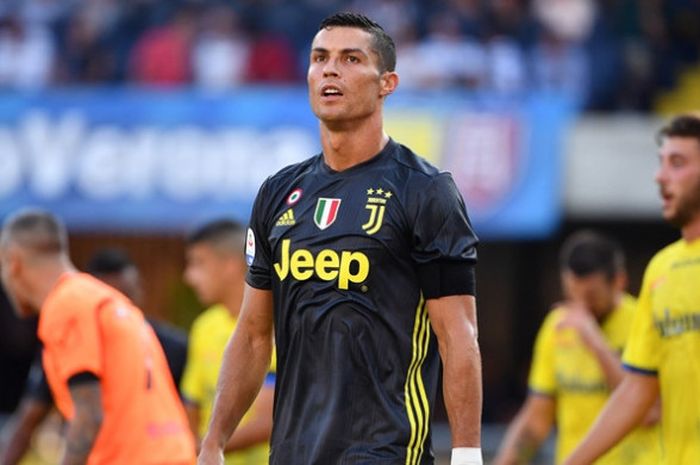 Ekspresi megabintang Juventus, Cristiano Ronaldo, dalam laga Liga Italia kontra Chievo di Stadion Marcantonio Bentegodi, Verona pada 18 Agustus 2018.