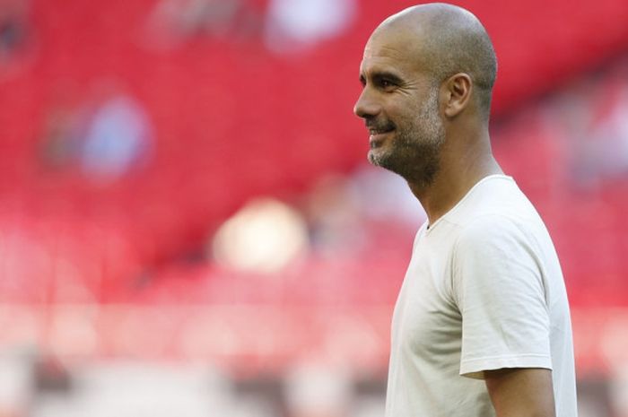 Ekspresi pelatih Manchester City, Pep Guardiola, pada pertandingan Community Shield di Stadion Wembley, London, Minggu (5/8/2018).