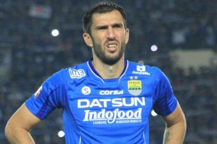 Pemain Persib Bandung, Vladimir Vujovic, saat memperkuat tim di laga kontra Bali United, Sabtu (14/5/2016).