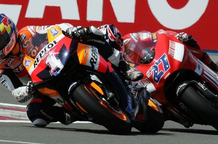 Pebalap tim Repsol Honda, Nicky Hayden, berada di depan pebalap tim Ducati Marlboro, Casey Stoner, saat melintasi Sirkuit Istanbul Park, Istanbul, Turki, pada sesi latihan bebas MotoGP Turki, (20/4/2007).