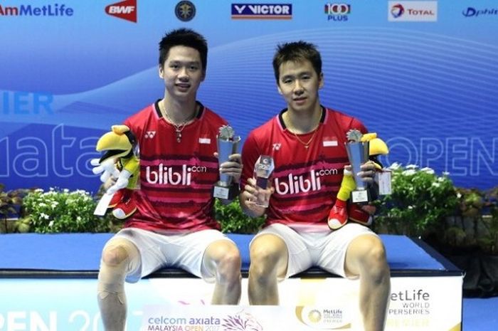 Pasangan  ganda putra Indonesia, Marcus Fernaldi Gideon/Kevin Sanjaya Sukamuljo, berpose di podium setelah memenangi pertandingan babak final Malaysia Terbuka di Stadium Perpaduan, Kuching, Minggu (9/4/2017).