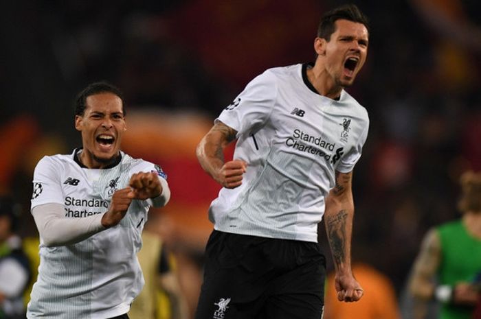    Ekspresi bek Liverpool FC, Virgil van Dijk dan Dejan Lovren, seusai laga leg kedua semifinal Liga Champions kontra AS Roma di Stadion Olimpico, Roma, Italia pada 2 Mei 2018.   