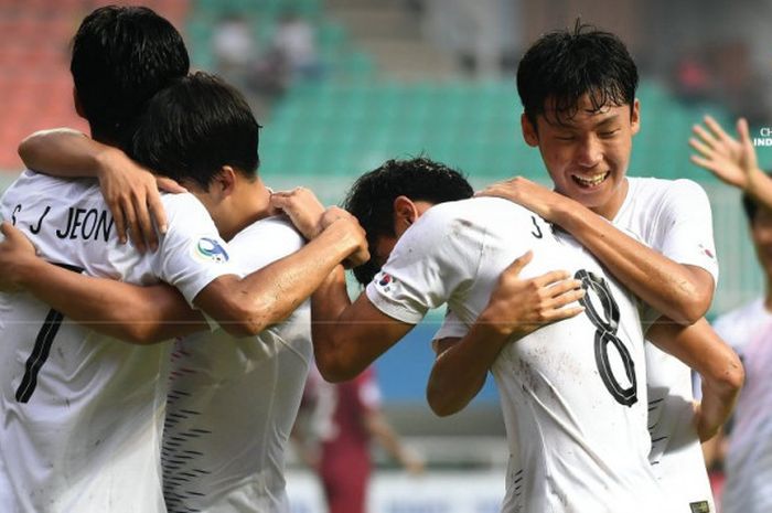 Para pemain timnas U-19 Korea Selatan bergembira seusai mengalahkan timnas U-19 Qatar pada semifinal Piala Asia U-19 2018 di Stadion Pakansari, Kab Bogor pada 1 November 2018. 