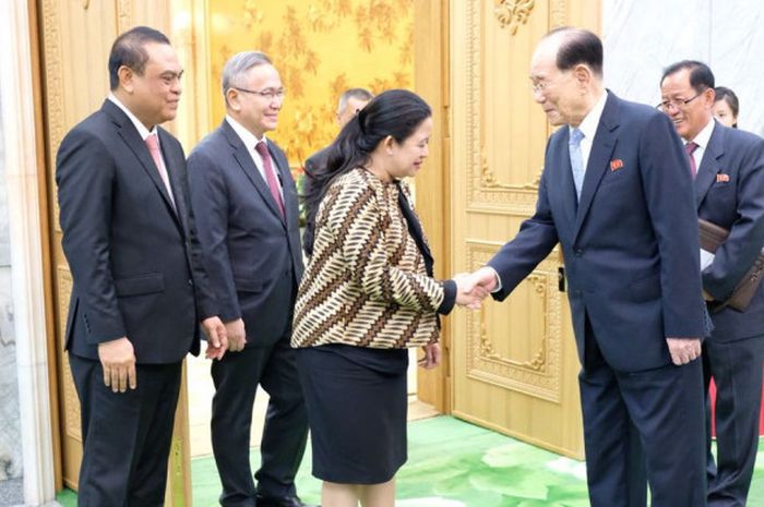 Menteri Koordinator Pembangunan Manusia dan Kebudayaan (Menko PMK), Puan Maharani bersama Chef de Mission (CdM) Kontingen Indonesia Asian Games 2018, Komjen Pol Drs Syafruddin MSi (kiri) dan rombongan delegasi diterima Wakil Perdana Menteri RDRK, Ri Ryong Nam di Kompleks Perkantoran Parlemen RDRK, Pyongyang, Korea Utara, Senin (30/7/2018) siang waktu setempat.