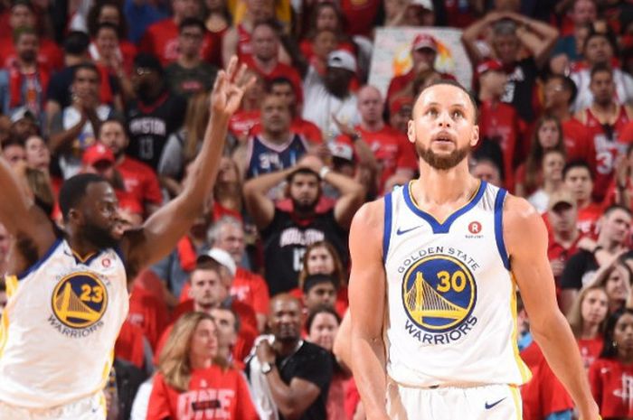 Stephen Curry (kanan) dan Draymond Green (kiri) saat membela Golden State Warriors pada laga ketujuh final wilayah barat NBA 2018, Senin (28/5/2018) waktu Amerika Serikat.