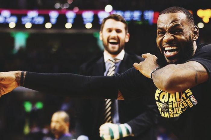 Ekspresi LeBron James saat membela Cleveland Cavaliers dalam laga lanjutan NBA 2017/2018 kontra Boston Celtics, Minggu (11/2/2018) waktu Amerika Serikat.