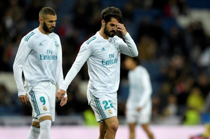 Pemain Real Madrid, Karim Benzema (kiri) dan Isco, melakukan pemanasan menjelang laga Liga Spanyol kontra Las Palmas di Stadion Santiago Bernabeu, Madrid, pada 5 November 2017.