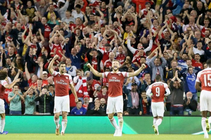 Penyerang Arsenal, Alexandre Lacazette (kedua dari kanan), merayakan gol yang dicetak ke gawang Chelsea dalam laga International Champions Cup di Stadion Aviva, Dublin, Republik Irlandia pada 1 Agustus 2018.