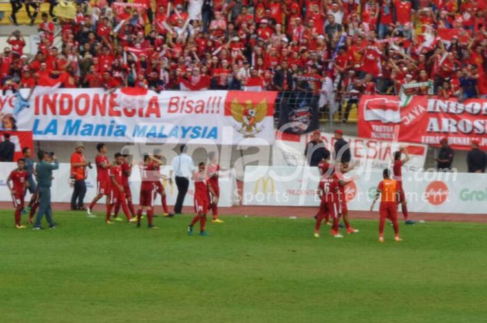 Para pemain timnas Indonesia berterima kasih kepada suporter seusai memenangi medali perunggu dengan mengalahkan Myanmar di Stadion Selayang, Selasa (29/8/2017). 