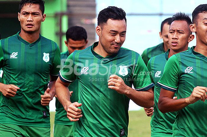  Gelandang PSMS Medan, Shohei Matsunaga (tengah) mengikuti latihan tim di Stadion Teladan Senin (30/7/2018) sore. 