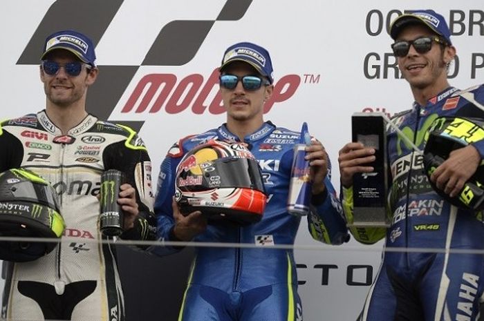 Pebalap Suzuki Ecstar, Maverick Vinales, berpose dengan trofi juara, Cal Crutchlow (kiri) dan Valentino Rossi di podium setelah menjalani balapan GP Inggris di Sirkuit Silverstone, Sabtu (3/9/2016).