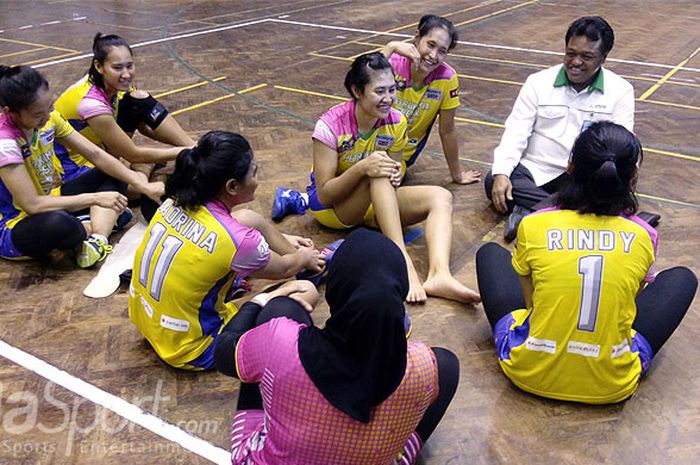 Pemain-pemain voli putri Gresik Petrokimia mendapatkan arahan dari manajemen tim usai latihan.