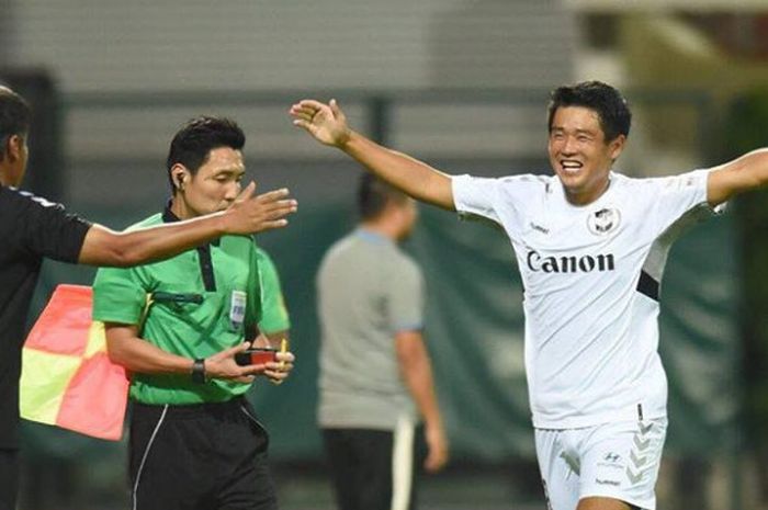 Suka cita pemain Albirex Niigata sesuai mencetak gol ke gawang tuan rumah Home United pada laga Singapore Premier League 2018 di Stadion Bishan, Rabu (18/4/2018). 