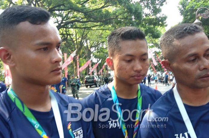  Pelindung obor api dalam Torch Relay Asian Games 2018 yang digelar di Solo, Jawa Tengah, Kamis (19/7/2018).  