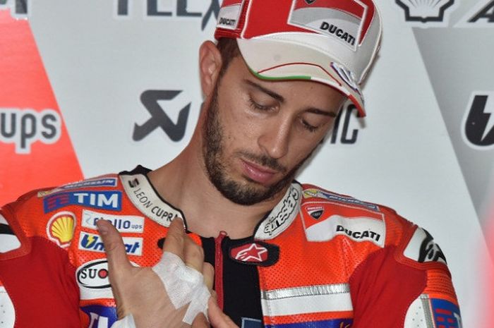 Pebalap Ducati Team, Andrea Dovizioso, sedang bersiap-siap menjalani sesi latihan bebas kedua GP Australia di Sirkuit Phillip Island, 20 Oktober 2017.