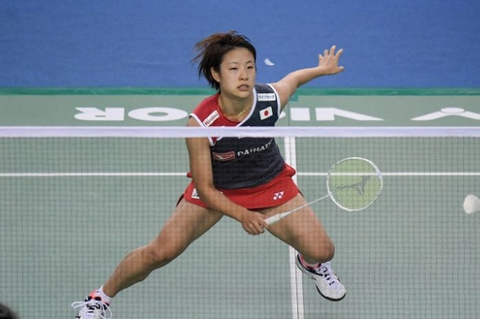 Pebulu tangkis tunggal putri Jepang, Nozomi Okuhara, mengembalikan kok ke arah Zhang Beiwen (China) pada babak final Korea Open 2018 yang berlangsung di SK Handball Stadium, Minggu (30/9/2018).