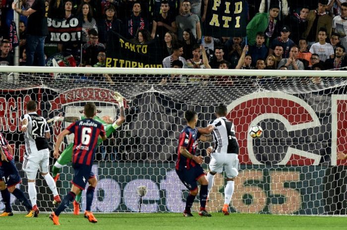 Kiper Crotone, Alex Cordaz (ketiga dari kiri), tak mampu menepis sundulan bek Juventus, Alex Sandro, dalam laga Liga Italia di Stadion Ezio Scida, Crotone pada 18 April 2018.