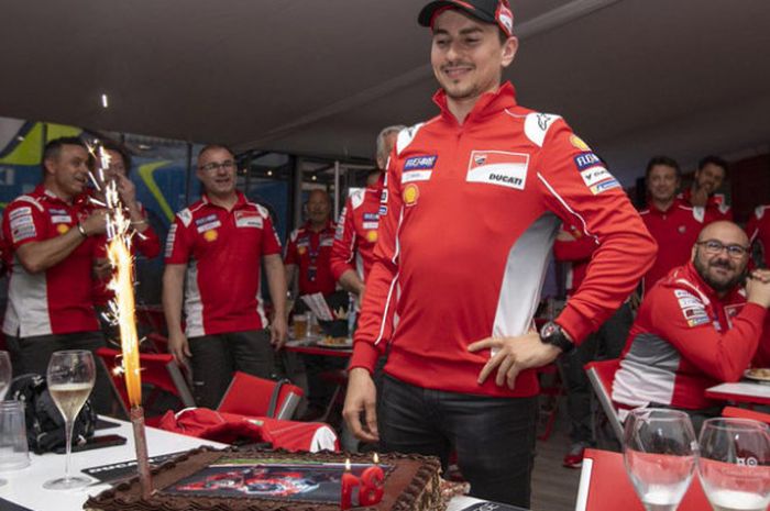  Jorge Lorenzo merayakan hari ulang tahunnya ke-31 bersama tim Ducati. 