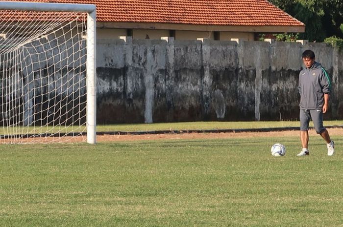 Pelatih timnas U-19 Indonesia, Indra Sjafri, melakukan pemanasan dengan mengitari separuh lapangan saat sesi latihan rutin di Stadion Jenggolo, Sidoarjo, Minggu (8/7/2018).