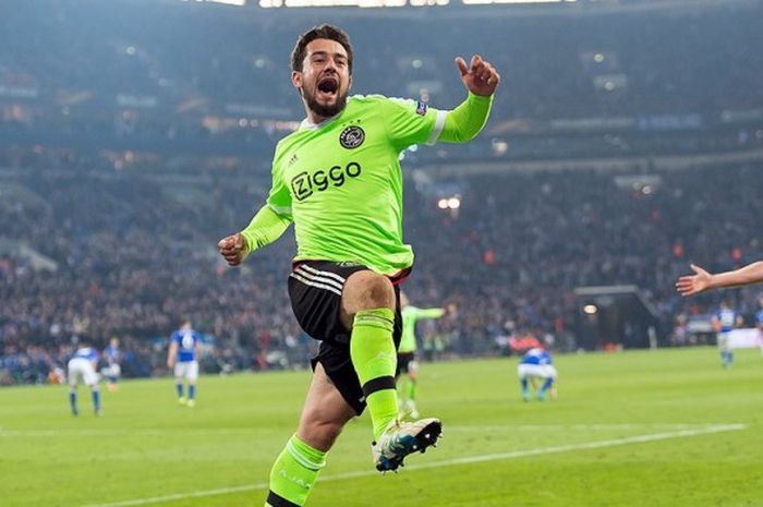 Aksi selebrasi penyerang Ajax Amsterdam, Amin Younes, seusai mencetak gol ke gawang Schalke dalam laga leg kedua babak perempat final Liga Europa 2016-2017 di Gelsenkirchen, (20/4/2017).