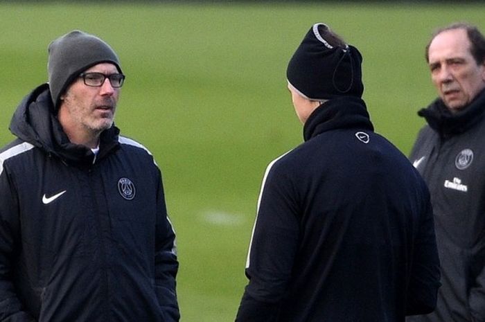 Laurent Blanc dan Jean-Louis Gasset berdiskusi dengan Zlatan Ibrahimovic dalam sesi latihan tim pada 16 Februari 2014.