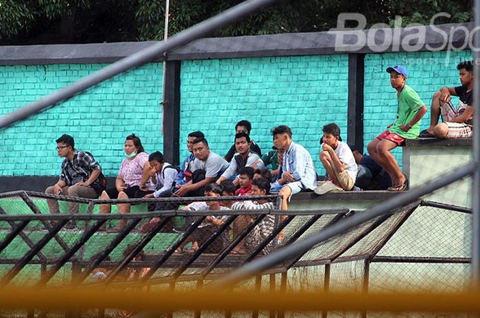 Pendukung PSMS Medan menyaksikan PSMS Medan berlatih di Stadion Teladan.