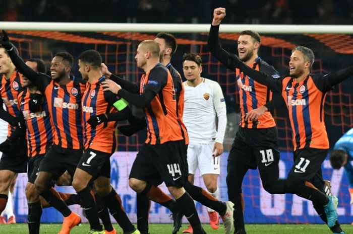 Para pemain Shakhtar Donetsk merayakan gol yang dicetak oleh Fred (ketiga dari kiri) dalam laga leg pertama babak 16 besar Liga Champions kontra AS Roma di OSK Metalist Stadion, Kharkiv, Ukraina, pada 21 Februari 2018.