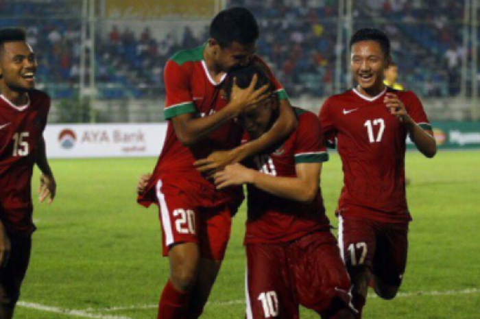 Syahrian Abimanyu bersama pemain Timnas U-19 