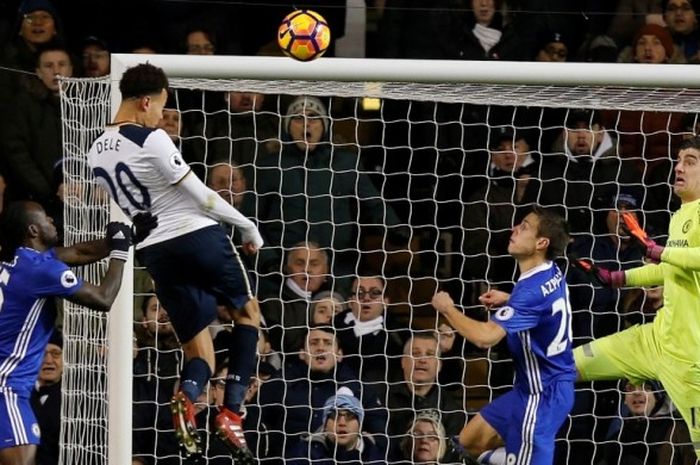 Gelandang Tottenham Hotspur, Dele Alli (kedua dari kiri), mencetak gol sundulan ke gawang Chelsea dalam laga Liga Inggris 2016-2017 di Stadion White Hart Lane, London, Inggris, 4 Januari 2017.