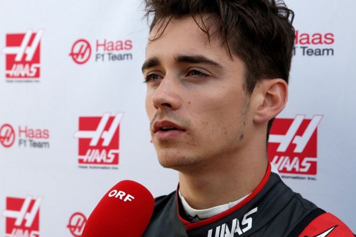 Pebalap binaan tim Haas dari Monako, Charles Leclerc, berbicara kepada media setelah menjalani sesi latihan bebas GP Inggris di Sirkuit Silverstone, London, Jumat (8/7/2016). Tahun ini, Leclerc mendapat kesempatan menjadi pebalap penguji Ferrari pada post race test GP Hungaria di Hungaroring, Selasa (1/8/2017).