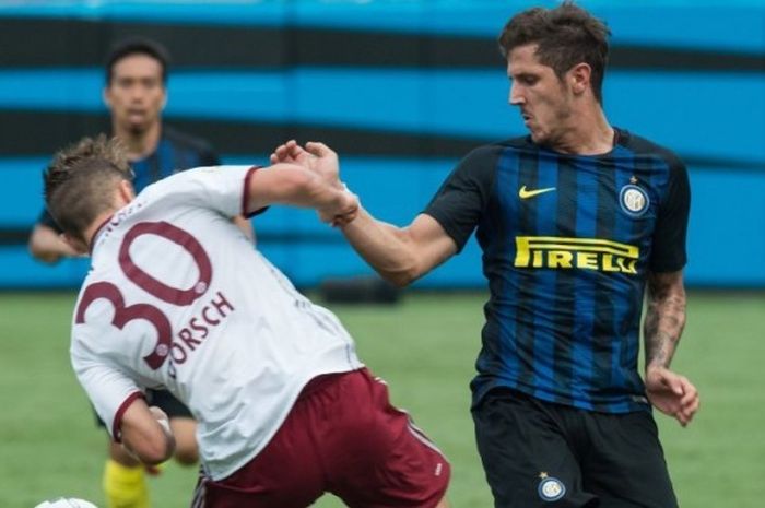 Aksi Stevan Jovetic (kanan) berduel dengan pemain FC Bayern Muenchen, Niklas Dorsch, dalam laga ekshibisi International Champions Cup di Charlotte, Karolina Utara, Amerika Serikat, 30 Juli 2016.