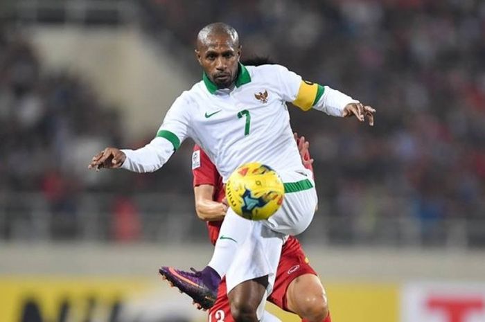 Penyerang sekaligus kapten Indonesia, Boaz Solossa mencoba mengamankan bola dari bek Vietnam, Tran Dinh Dong pada semifinal kedua Piala AFF 2016 di Stadion My Dinh, Hanoi, Rabu (7/12/2016) malam.  