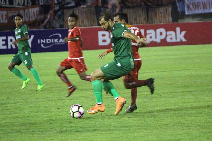 Aksi bek asal Brasil milik PSMS Medan, Reinaldo Lobo saat timnya bersua Persija pada laga leg pertama semifinal Piala Presiden 2018 di Stadion Manahan, Solo, 10 Februari 2018. 