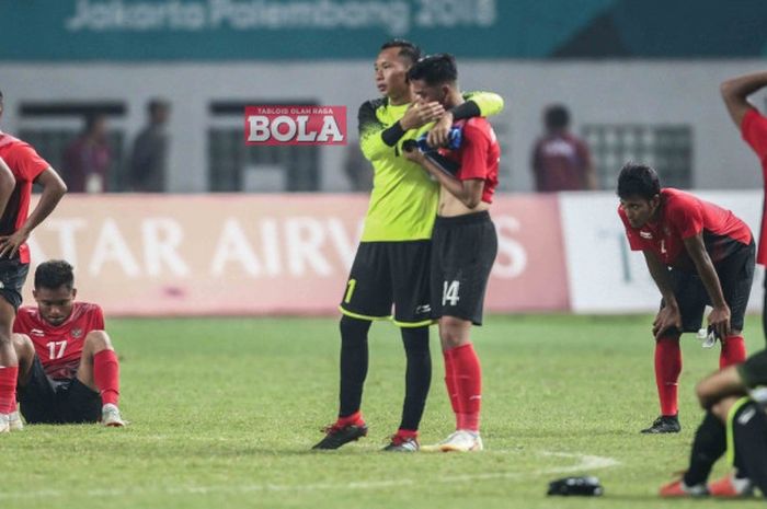  Ekspresi sedig para pemain timnas U-23 Indonesia usai kalah dalam adu penalti dari Uni Emirat Arab di babak 16 besar Asian Games 2018, Jumat (24/8/2018) di Stadion Wibawa Mukti, Cikarang. 