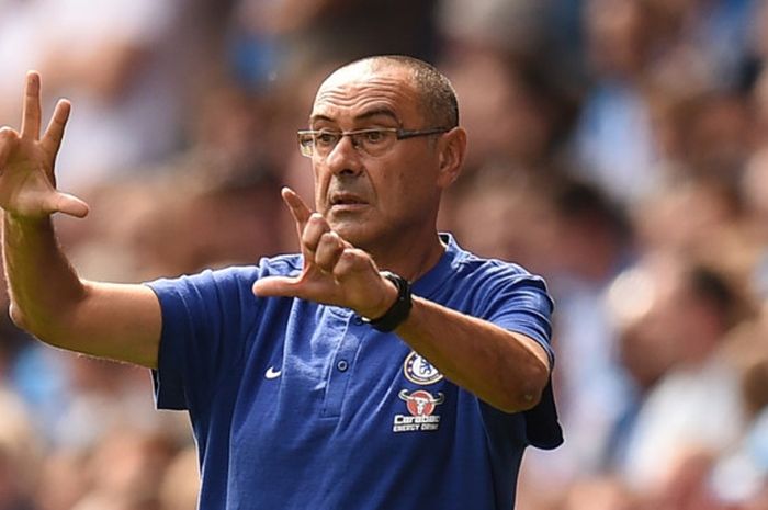  Pelatih Chelsea, Maurizio Sarri, memberikan instruksi kepada anak-anak asuhnya dalam laga Liga Inggris kontra Huddersfield Town di Stadion John Smith's, Huddersfield pada 11 Agustus 2018. 