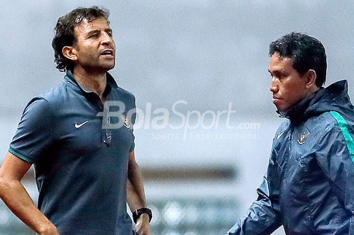 Pelatih timnas Indonesia, Luis Milla, dan asisen pelatih Bima Sakti, saat mendampingi timnya melawan timnas Suriah U-23 dalam partai uji coba di Stadion Wibawa Mukti, Cikarang, Jawa Barat, Sabtu (18/11/2017).