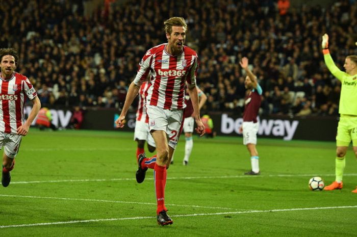 Selebrasi striker Stoke City, Peter Crouch (tengah), seusai berhasil mencetak gol ke gawang West Ham United dalam laga Liga Inggris 2017-2018 di Stadion London, London, Inggris, pada Senin (16/4/2018).