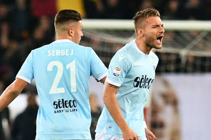 Reaksi striker Lazio, Ciro Immobile (kanan), dalam laga Liga Italia kontra AS Roma di Stadion Olimpico, Roma, pada 18 November 2017.