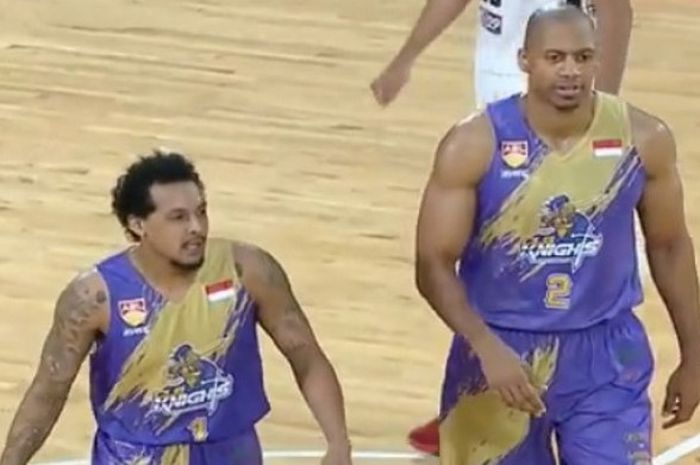 Dua pemain CLS Knights Indonesia, Frederick Lish (kiri) dan Evan Brock (kanan), saat bertanding melawan Mono Vampire dalam ajang ASEAN Basketball League 2017-2018, Rabu (29/11/2017).