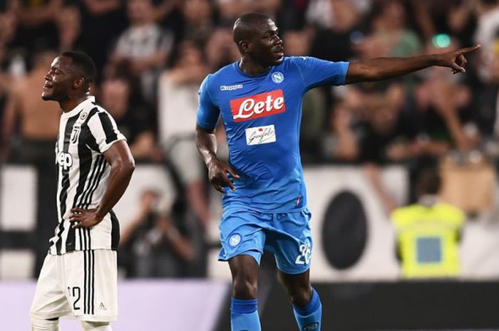 Bek Napoli, Kalidou Koulibaly (kanan), merayakan gol yang dicetak ke gawang Juventus dalam laga Liga Italia di Stadion Allianz, Turin pada 22 April 2018.