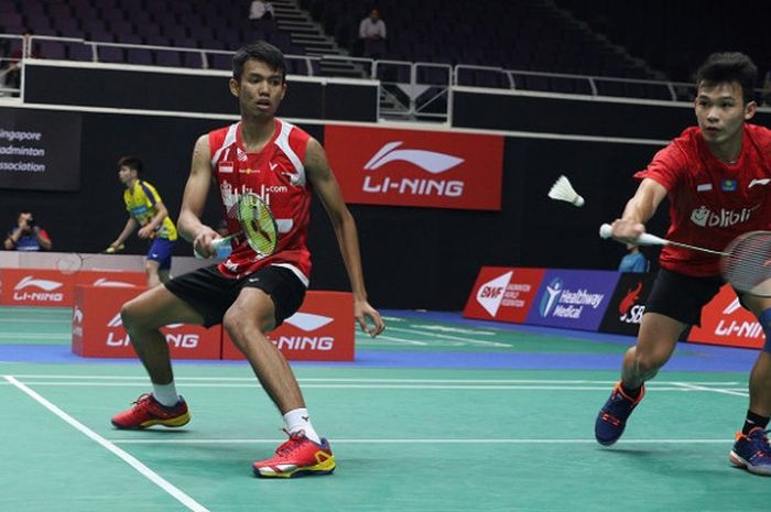 Pasangan ganda putra Indonesia, Andika Ramadiansyah/Rinov Rivaldy, mengembalikan kok ke arah Tak Ching/Yeung Ming Nok (Hong Kong) pada babak kualifikasi Singapura Terbuka yang berlangsung di Singapore Indoor Stadium, Selasa (17/7/2018).