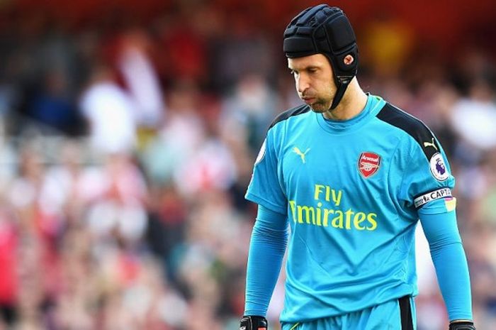 Ekspresi kekecewaan kiper Arsenal, Petr Cech, dalam pertandingan Premier League 2016-2017 menghadapi Liverpool FC di Stadion Emirates, London, Inggris, pada Minggu (14/8/2016).