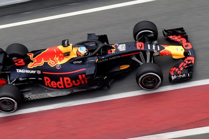 Pebalap Red Bull Racing, Daniel Ricciardo, memacu mobilnya saat tengah melakoni sesi kesatu tes pramusim Formual 1 (F1) 2018 di Sirkuit Catalunya, Barcelona, Spanyol, Senin (26/2/2018).