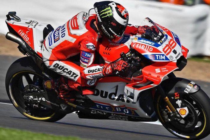 Jorge Lorenzo saat beraksi di MotoGP Inggris (27/8/2017).