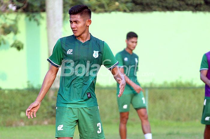  Bek PSMS Medan, Firza Andika, saat berlatih di Stadion Kebun Bunga. 