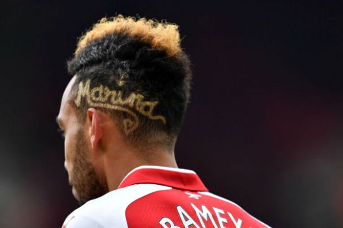 Penyerang Arsenal, Pierre-Emerick Aubameyang, menunjukkan potongan rambut barunya, Minggu (1/4/2018).