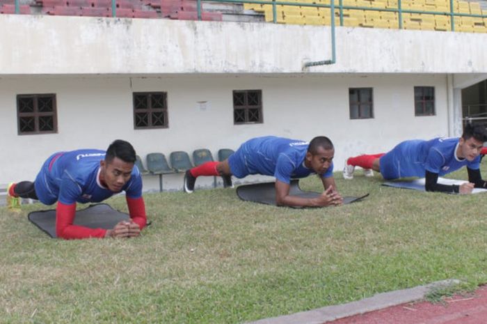 Pemain Persis Solo melakukan latihan fisik di Stadion Manahan, Sabtu (23/6/2018) sore WIB.