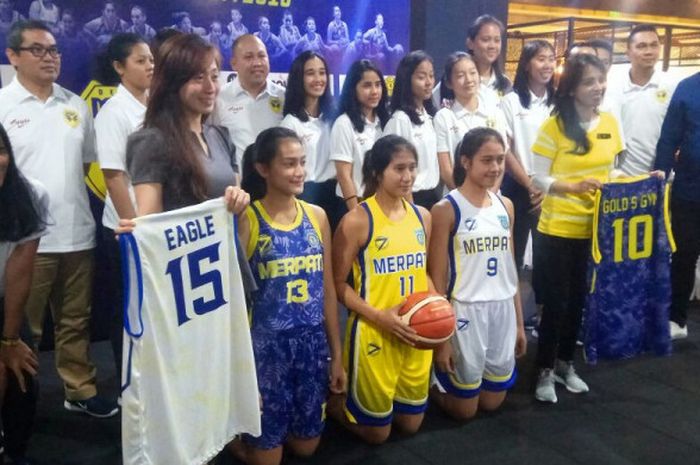 [17:48, 11/16/2017] Nugyasa: Para pemain tim bola basket putri Merpati Bali berpose seusai sesi konferensi pers di Jakarta, Kamis (16/11/2017).